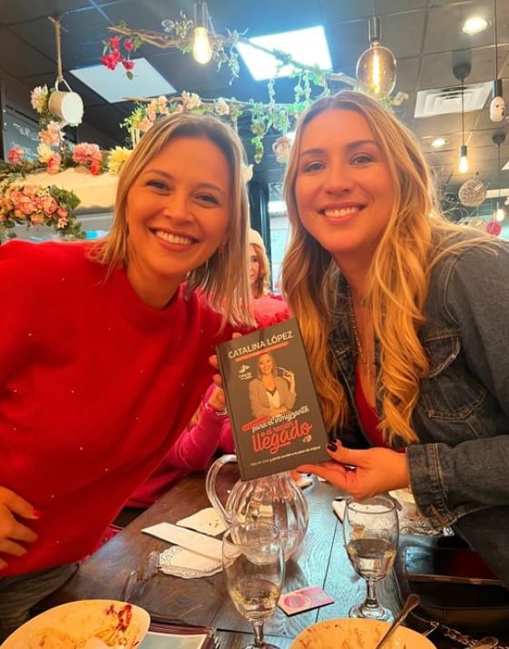 Foto de cata con una cliente de su libro La guía básica del inmigrante o el recién llegado